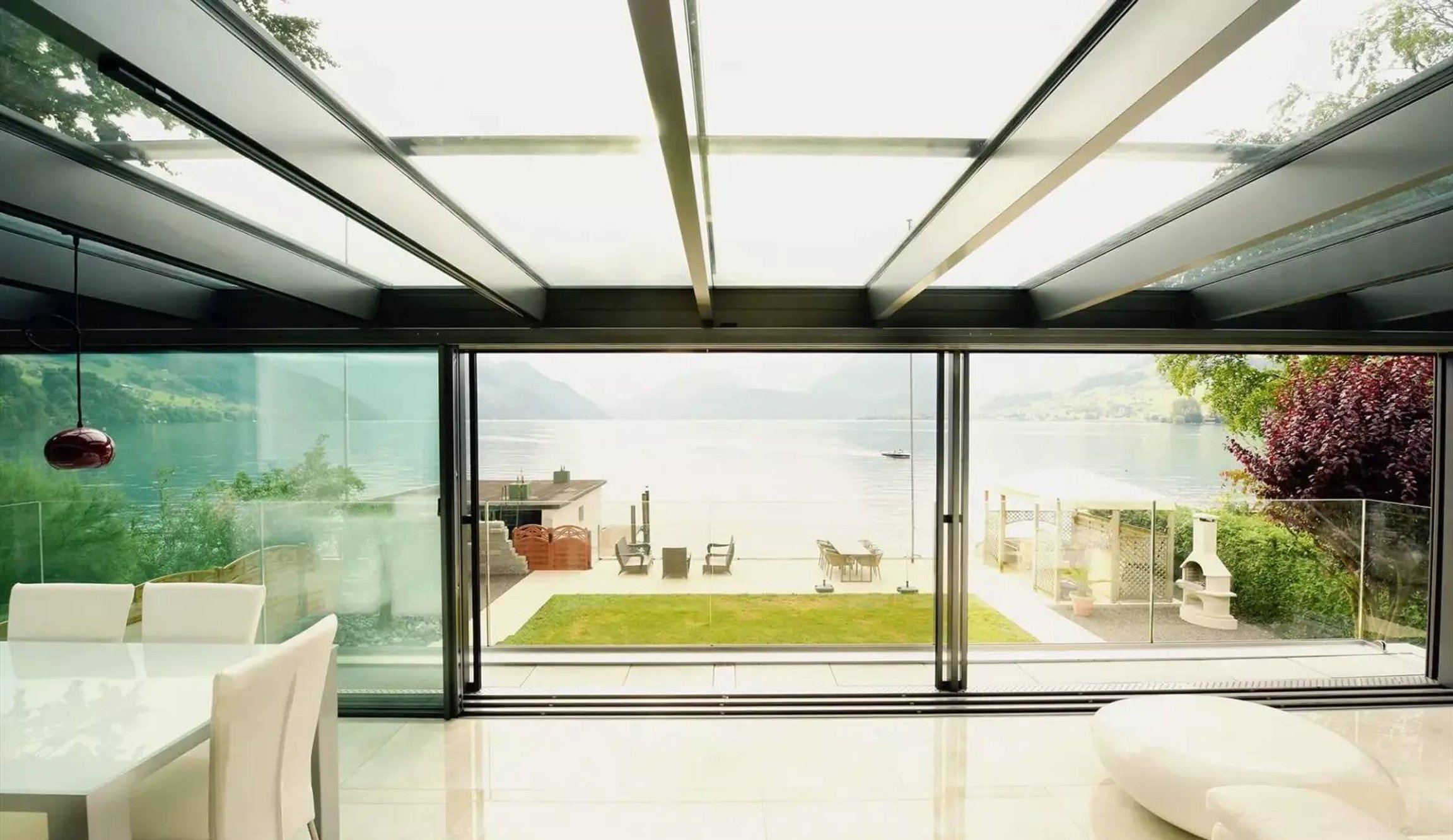 Dlouhé balkonové dveře s okenními fóliemi