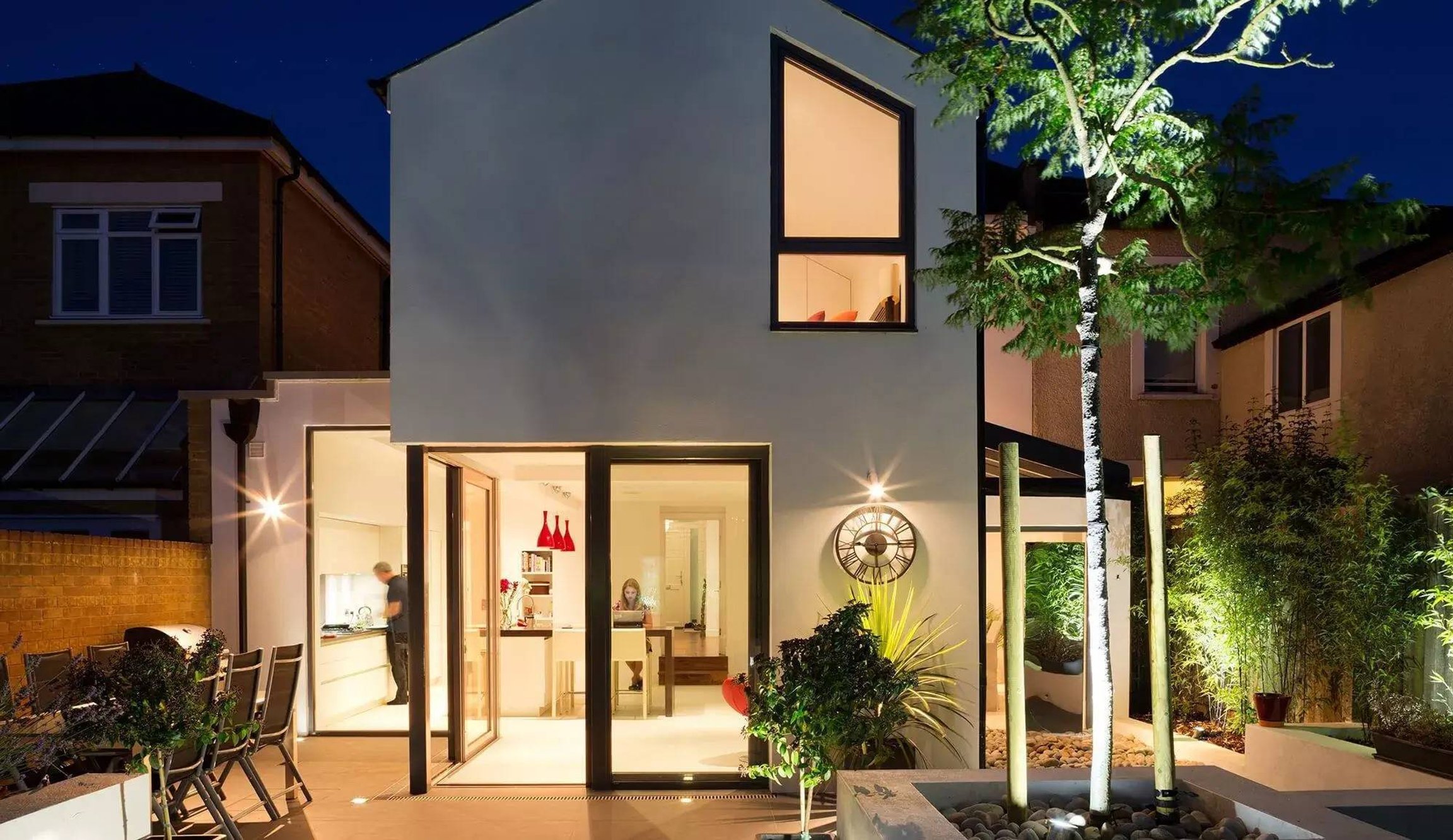 Moderní dům s okny a dveřmi