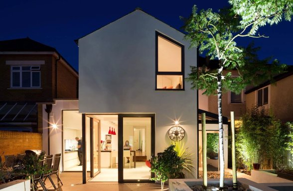 Moderní dům s okny a dveřmi