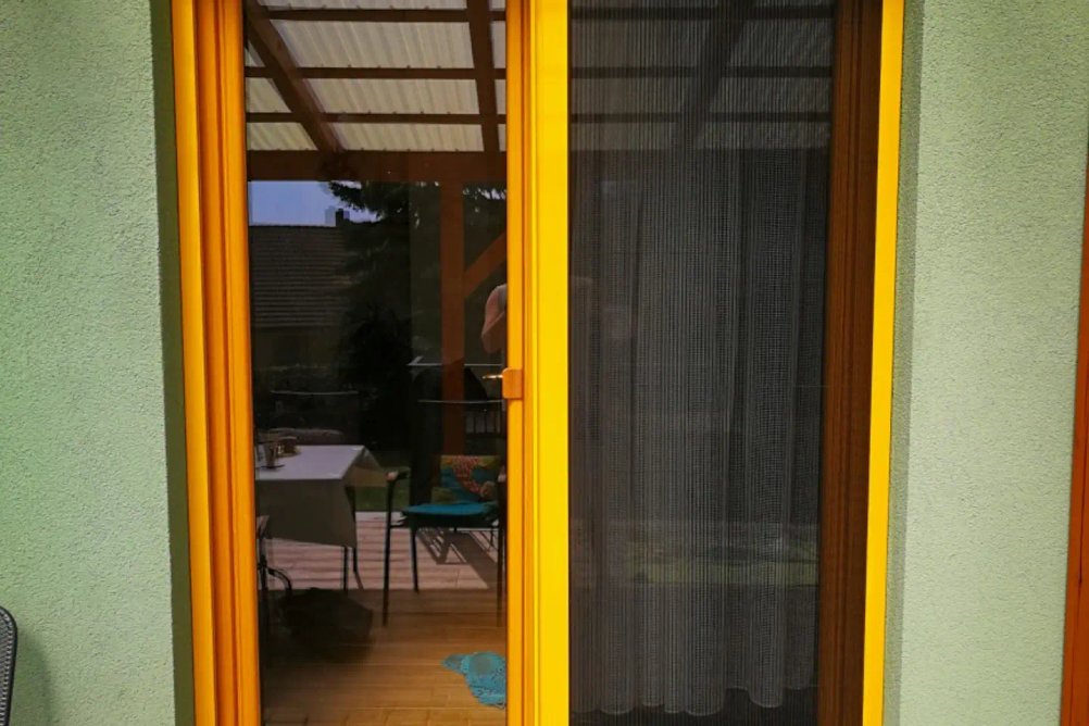 Ukázka instalace plisé sítě proti hmyzu