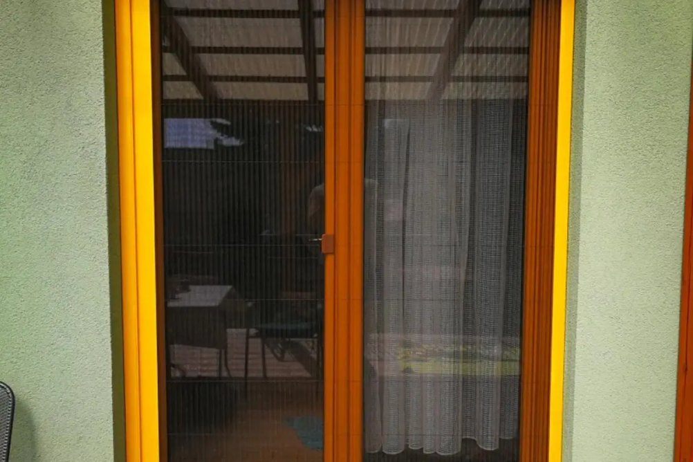 Ukázka instalace plisé sítě proti hmyzu