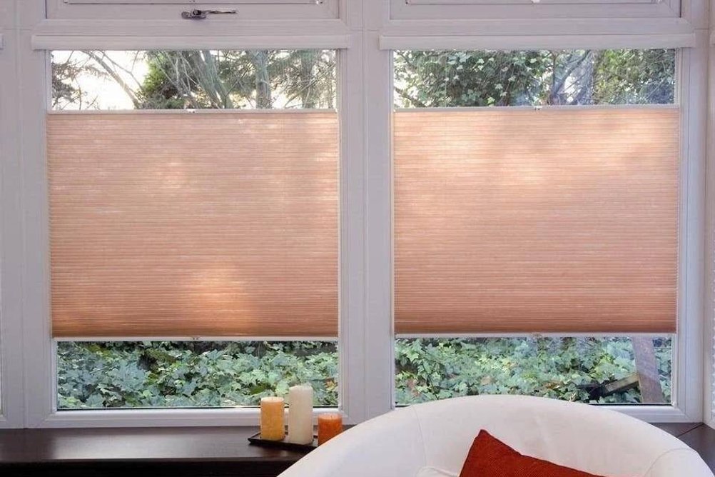Béžové plisé žaluzie v oknech