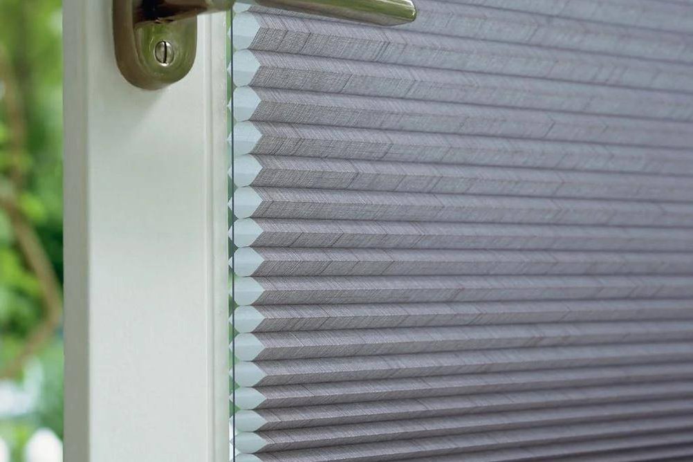 Plisé žaluzie ve dveřích