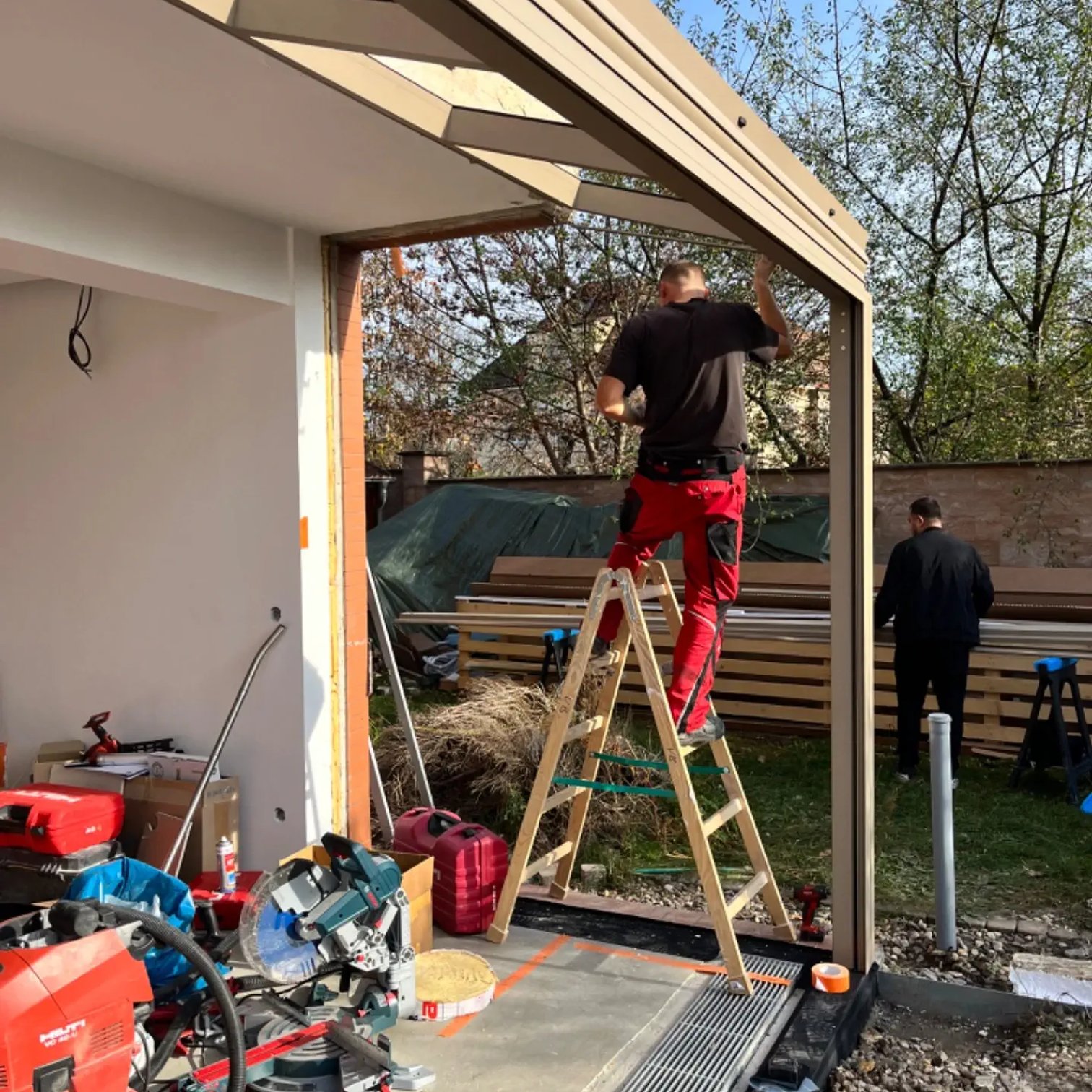 Pracovník firmy Hezký stín na štaflích