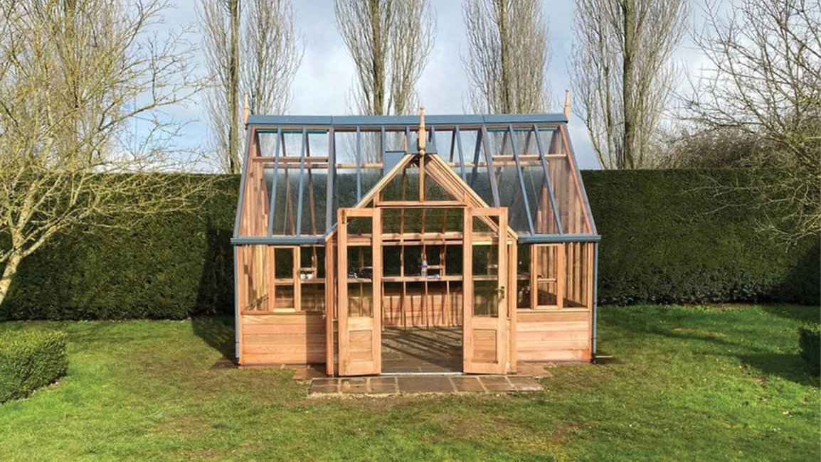 Elegantní dřevěný skleník s vysokou prosklenou konstrukcí a klasickým sedlovým krovem představuje dokonalé spojení tradičního viktoriánského designu a moderní funkčnosti. Skleník je ideální pro pěstování rostlin po celý rok, nabízí optimální mikroklima a dostatek světla pro všechny druhy květin i zeleniny.