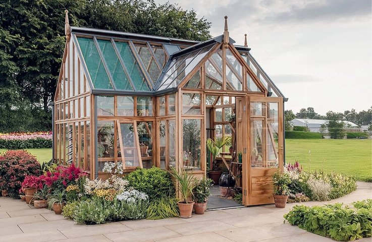 Elegantní dřevěný viktoriánský skleník s prosklenou střechou a klasickým designem, ideální pro pěstování rostlin i relaxaci. Prémiové skleníky na míru od Hezký stín – spojení estetiky, kvality a tradice.Elegantní dřevěný viktoriánský skleník s prosklenou střechou a klasickým designem, ideální pro pěstování rostlin i relaxaci. Prémiové skleníky na míru od Hezký stín – spojení estetiky, kvality a tradice.
