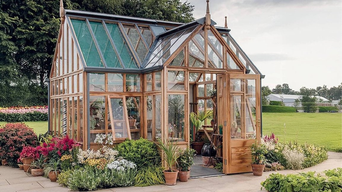 Elegantní dřevěný viktoriánský skleník s prosklenou střechou a klasickým designem, ideální pro pěstování rostlin i relaxaci. Prémiové skleníky na míru od Hezký stín – spojení estetiky, kvality a tradice.Elegantní dřevěný viktoriánský skleník s prosklenou střechou a klasickým designem, ideální pro pěstování rostlin i relaxaci. Prémiové skleníky na míru od Hezký stín – spojení estetiky, kvality a tradice.