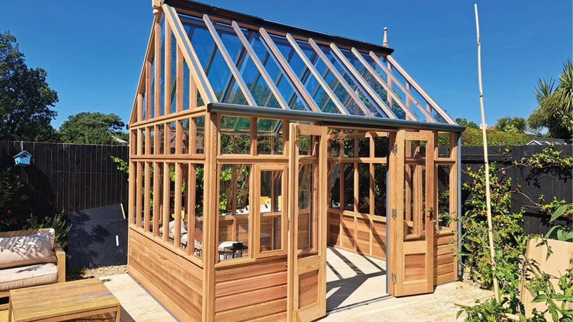 Elegantní viktoriánský skleník Wisley vyniká kombinací přírodního dřeva a prosklené konstrukce, která zajišťuje dostatek světla pro pěstování i relaxaci. Díky nadčasovému designu se stává nejen praktickým prostorem pro rostliny, ale i stylovým doplňkem luxusní zahrady.