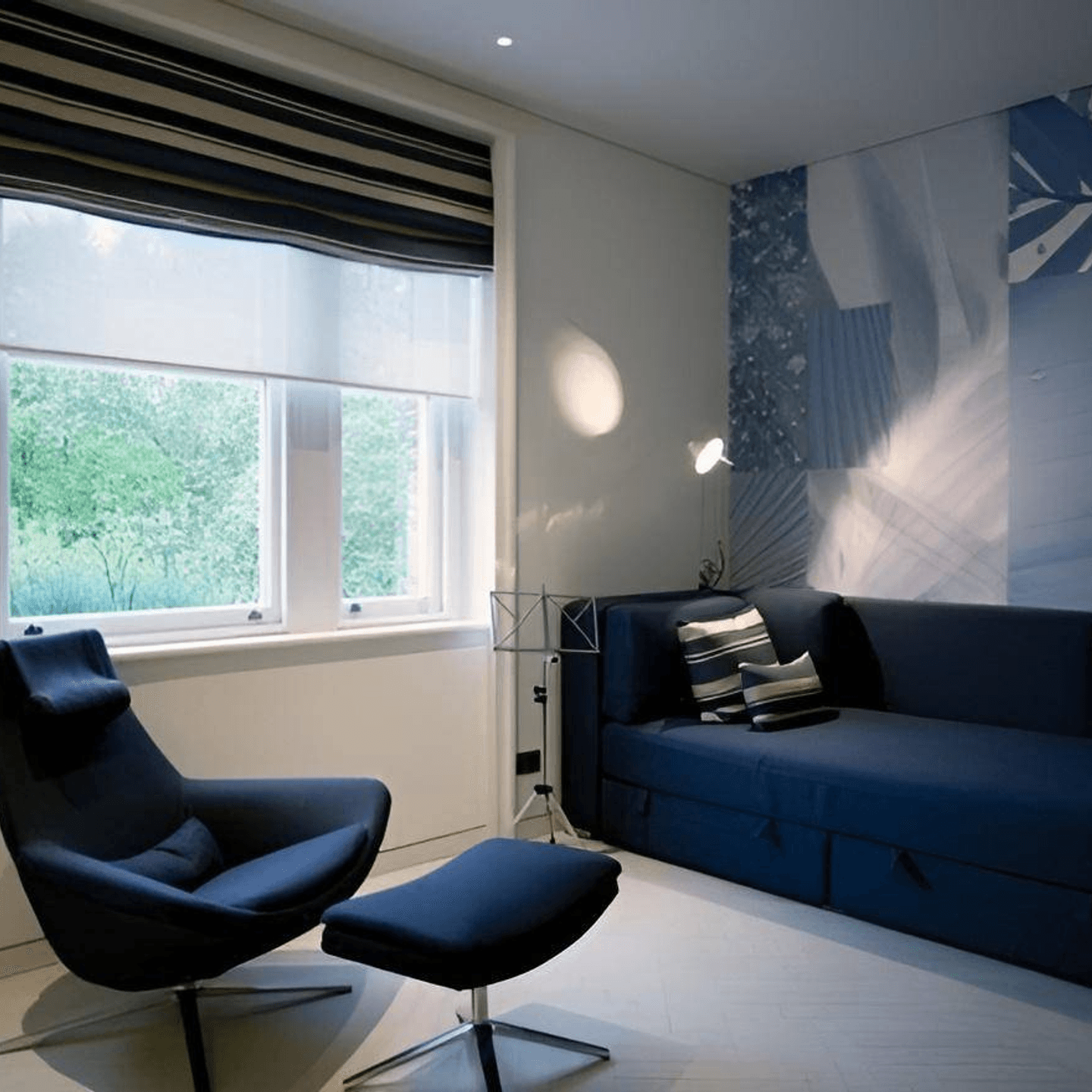 Modré látkové rolety v kuchyni