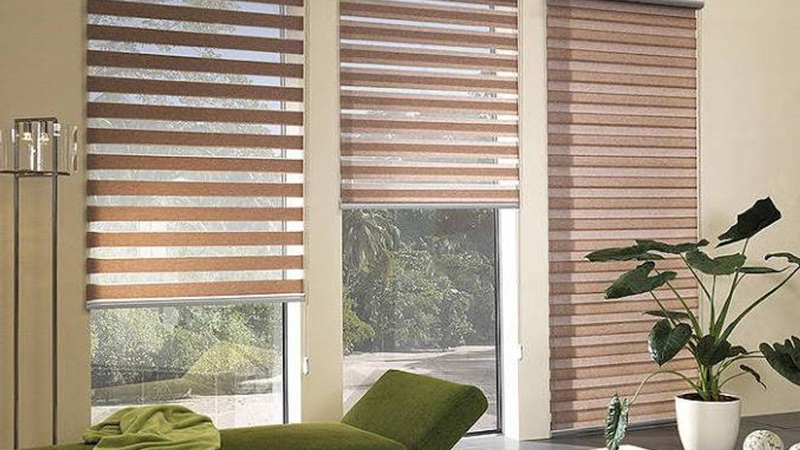 Rolety Den a Noc od Hezký stín kombinují eleganci a praktičnost. Díky střídání průhledných a zatemňovacích pruhů si snadno nastavíte ideální světlo i soukromí.