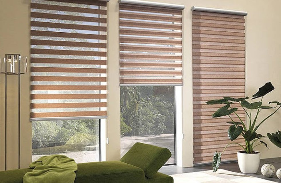 Rolety Den a Noc od Hezký stín kombinují eleganci a praktičnost. Díky střídání průhledných a zatemňovacích pruhů si snadno nastavíte ideální světlo i soukromí.