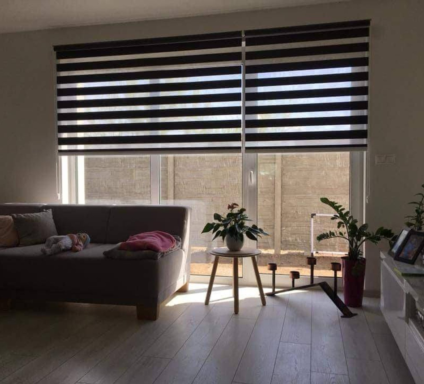 Rolety den a noc v obývacím pokoji