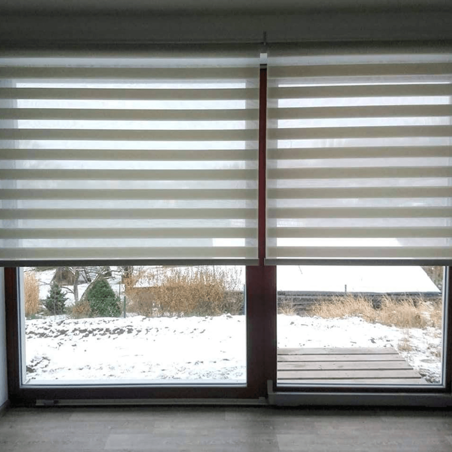 Rolety den a noc na velkém balkonovém okně