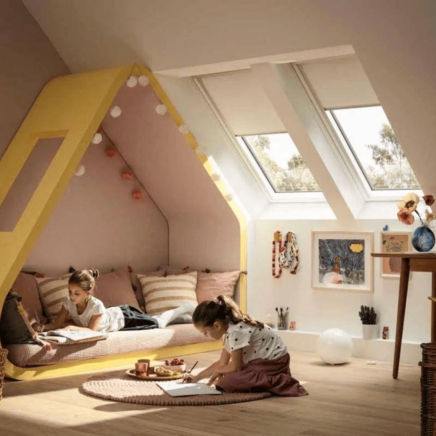 Pruhovaná římská rolety v okně