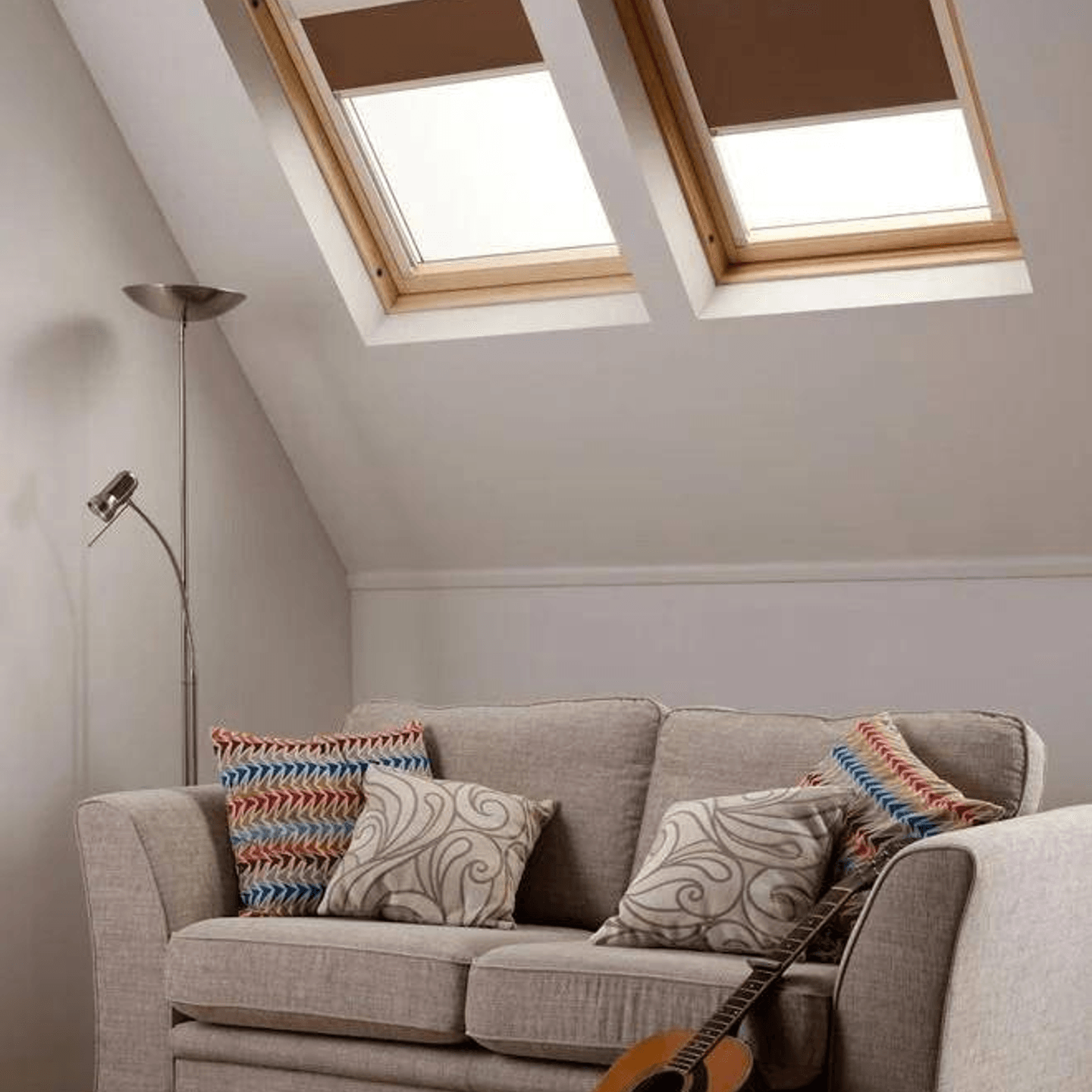 Střešní rolety u gauče s kytarou