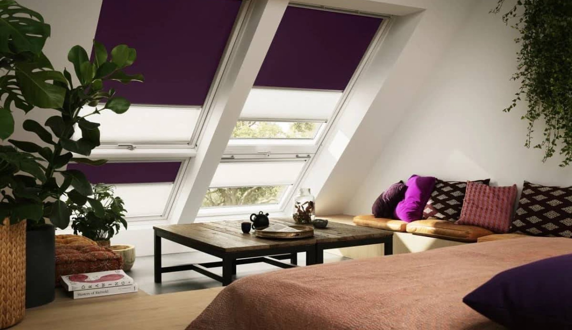 Fialové rolety na střešním okně