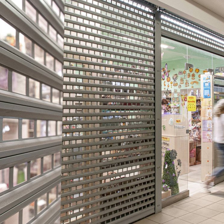 Rolovací mříže v kamenném obchodě