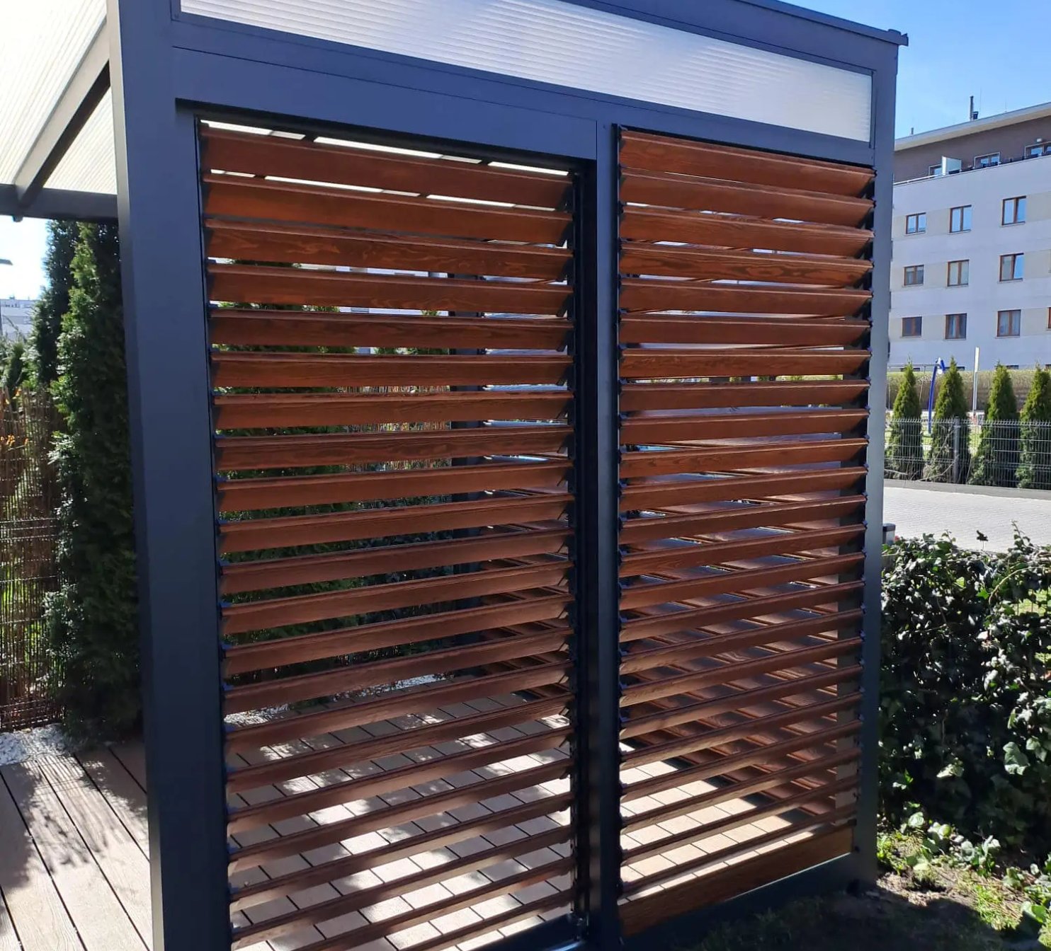 Otočné žaluzie na terase