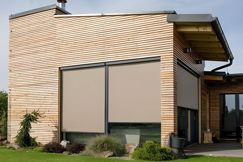 Screnové rolety na oknech moderního domu