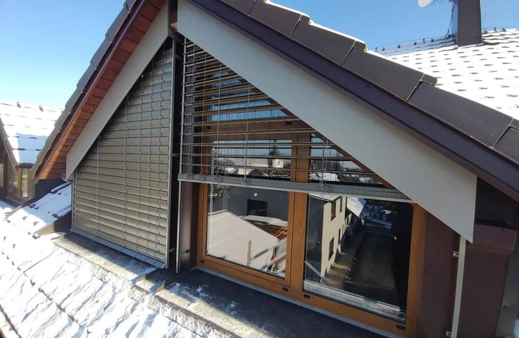 „Šikmé venkovní žaluzie – elegantní řešení i pro atypické tvary oken. Dokonalá kombinace funkčnosti a designu, která zajistí stínění a soukromí v každém ročním období.“