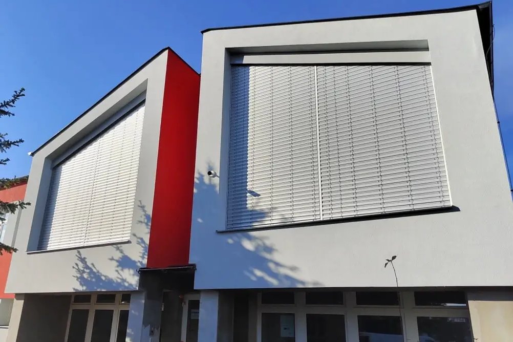 Podkroví domu se šikmými žaluziemi