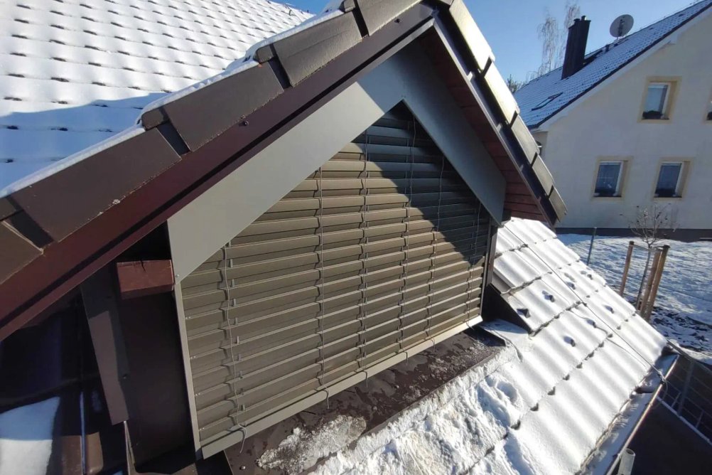Podkroví domu se šikmými žaluziemi