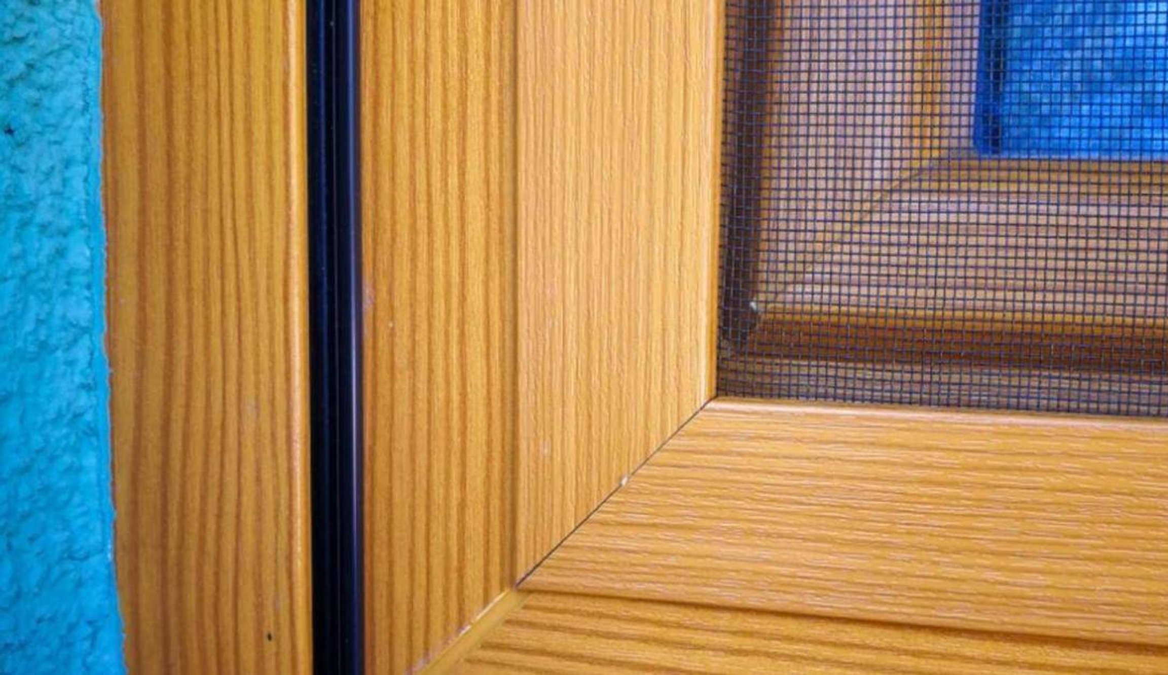 Síť proti hmyzu v oranžovém okně