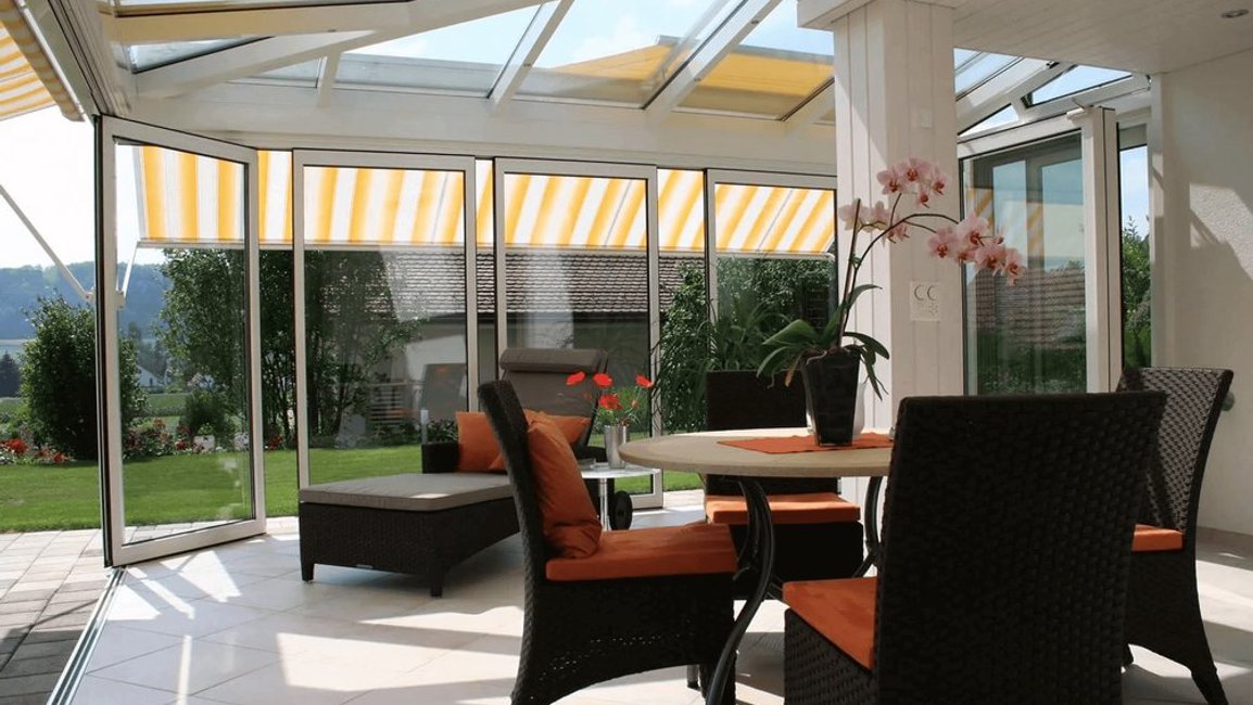 kládací systém ve zimní zahradě umožní otevřít celou stěnu a propojit interiér se zahradou“