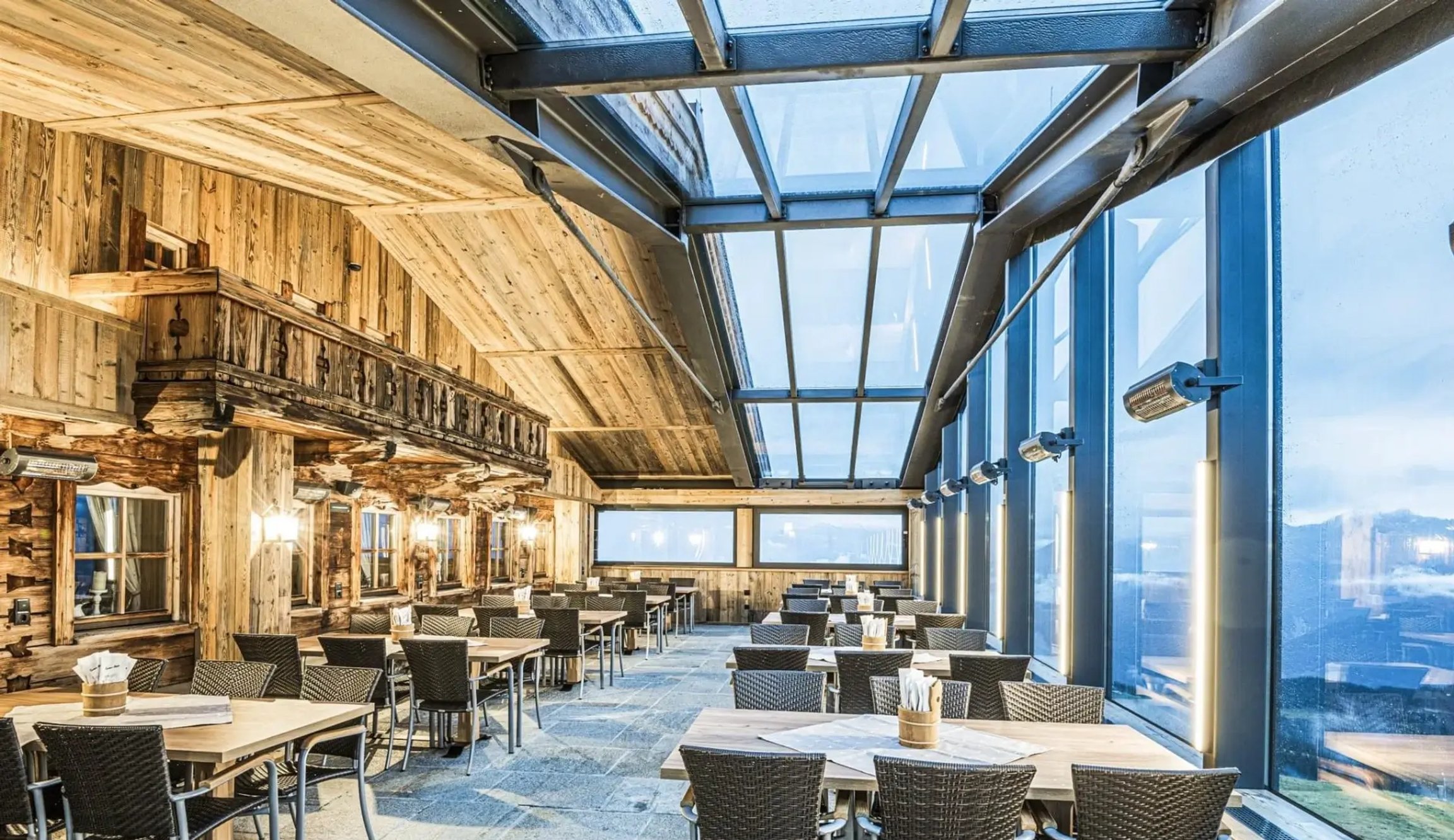 Restaurace s moderním střešním zasklením