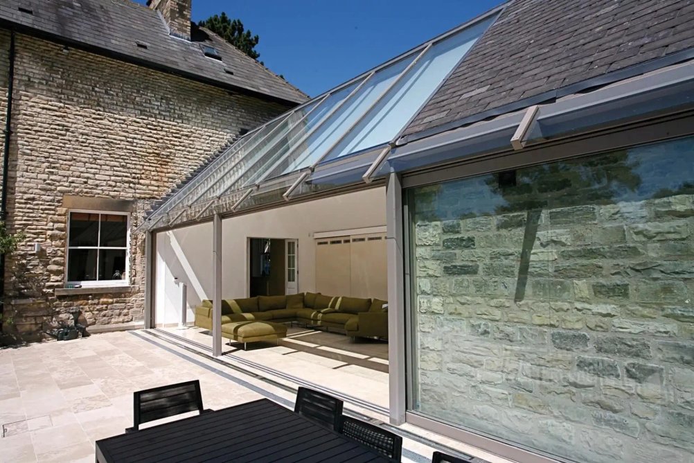 Dům se zaskleným střešním systémem