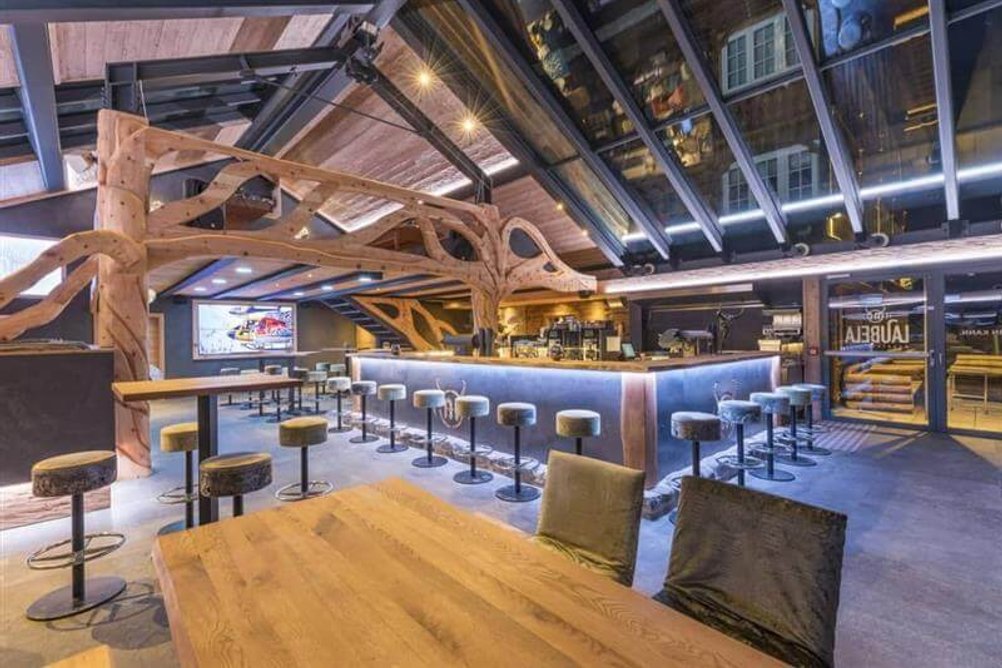 Bar se zaskleným střešním systémem