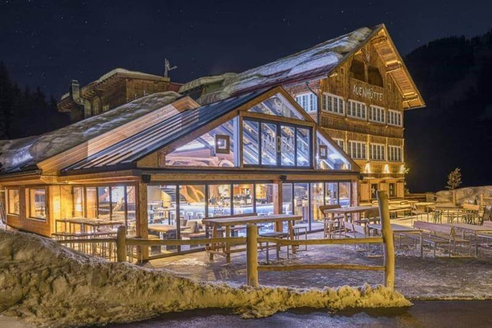 Horská chata se zaskleným střešním systémem