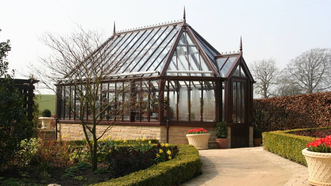 Elegantní viktoriánský skleník na míru od Hezký stín – kombinace designu, funkčnosti a tradice. Kvalitní hliníková konstrukce, izolační sklo, luxusní zahradní architektura.