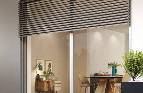 Okna s vertikálními slunolamy