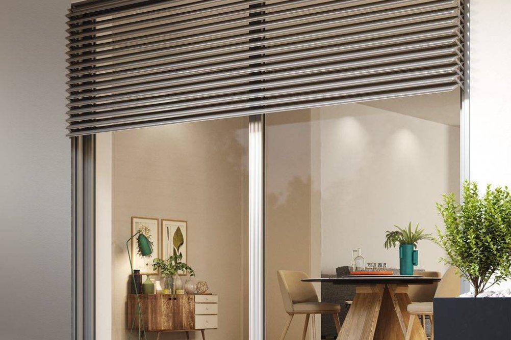 Okna s vertikálními slunolamy