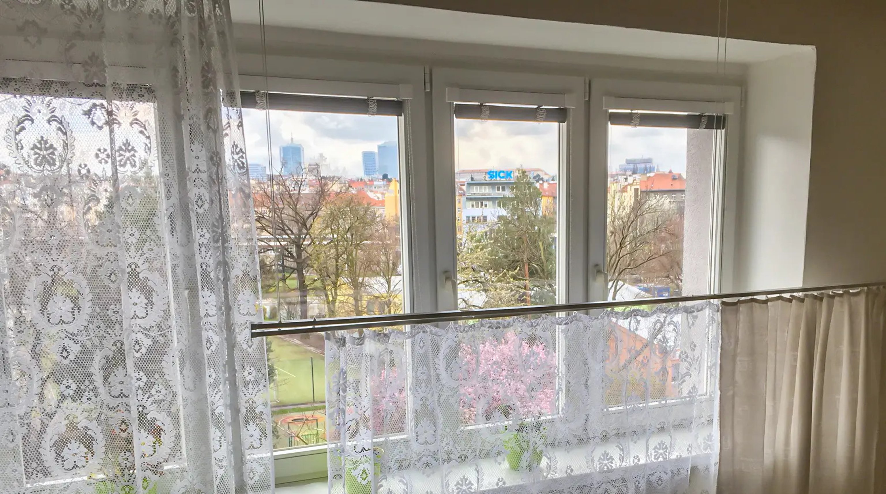 Spouštěcí garnýže s pověšenými záclonami