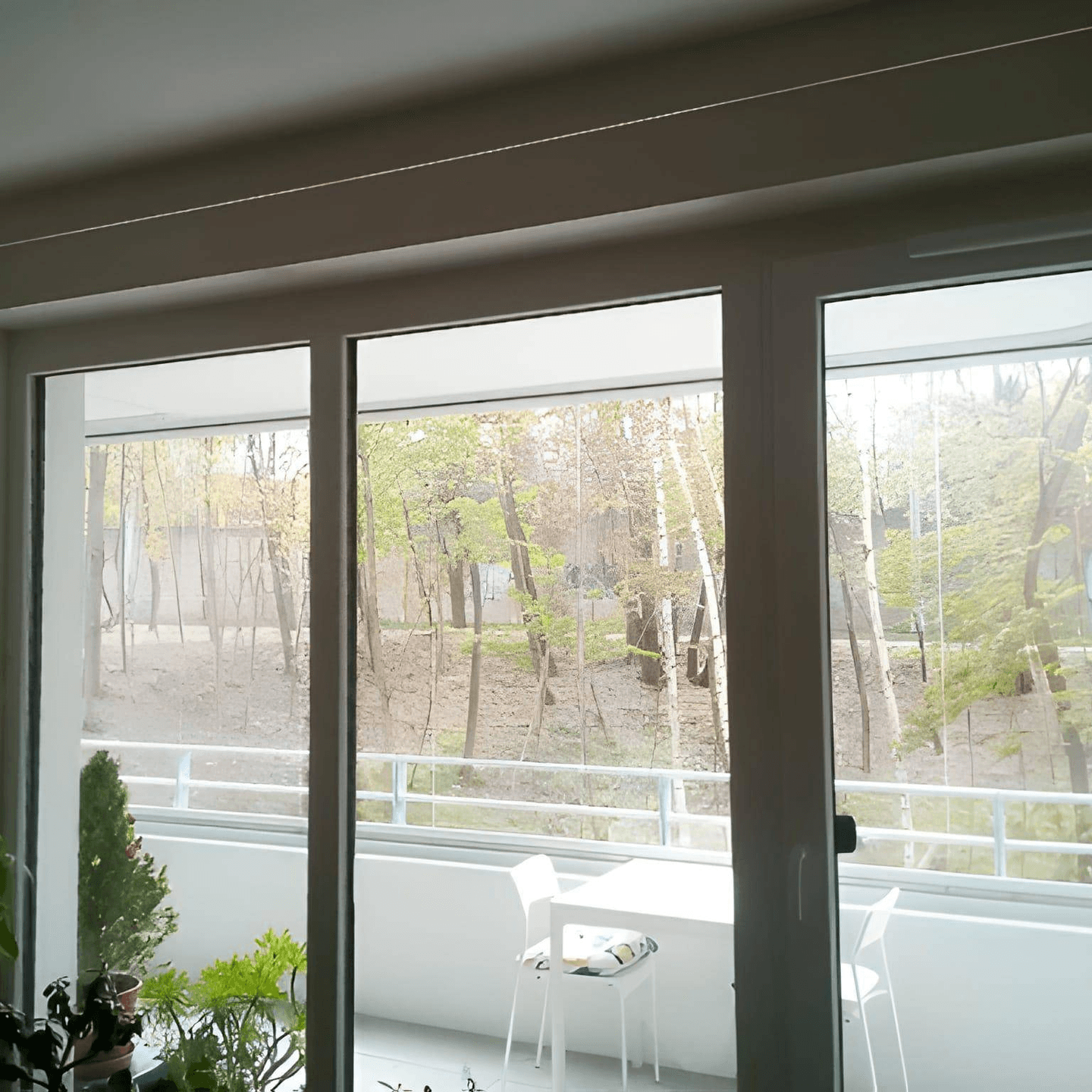 Spouštěcí garnýže u balkonového okna