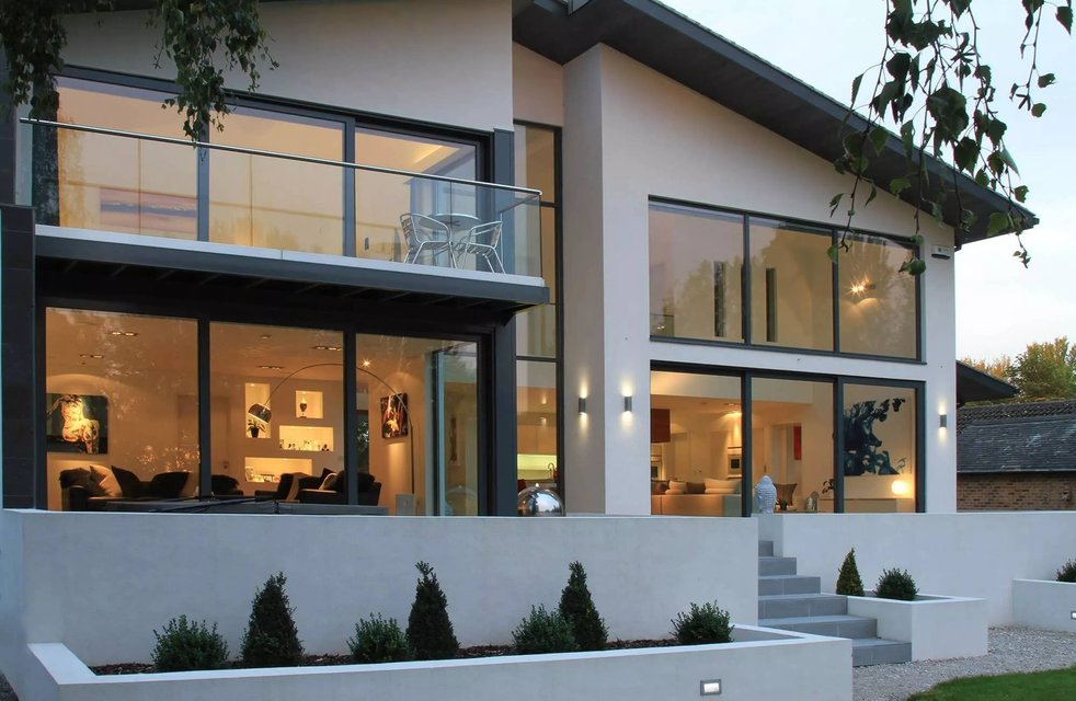 Velkoformátová hliníková okna a posuvné dveře přinášejí do interiéru maximální světlo a propojují dům se zahradou. Estetické, odolné a nadčasové řešení od Hezký stín.