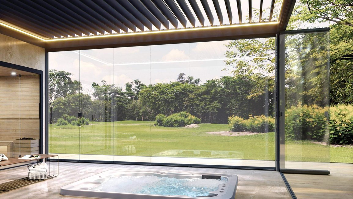 Moderní bioklimatická pergola s posuvnými a naklápěcími lamelami, celoskleněným zasklením a integrovaným LED osvětlením.