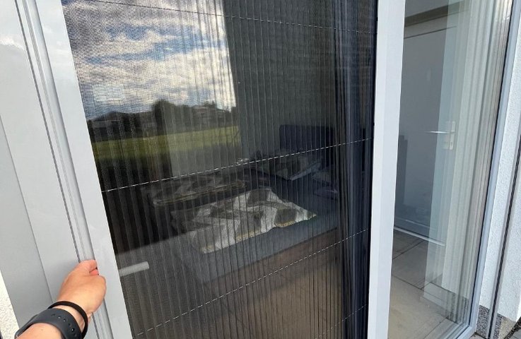 Máte venkovní žaluzie a mysleli jste si, že se pod ně síť už nevejde? 🤔 Máme pro vás unikátní řešení, které nikdo jiný nenabízí! Naše úzké plisé sítě vyřeší i ty nejtěsnější prostory.