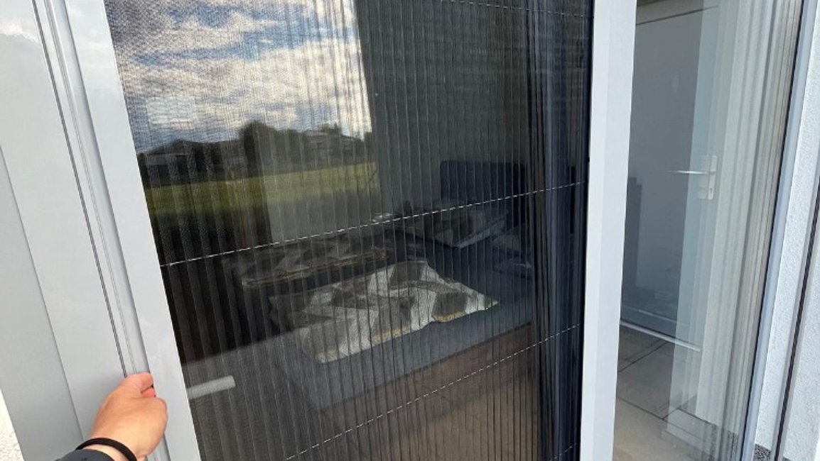 Máte venkovní žaluzie a mysleli jste si, že se pod ně síť už nevejde? 🤔 Máme pro vás unikátní řešení, které nikdo jiný nenabízí! Naše úzké plisé sítě vyřeší i ty nejtěsnější prostory.