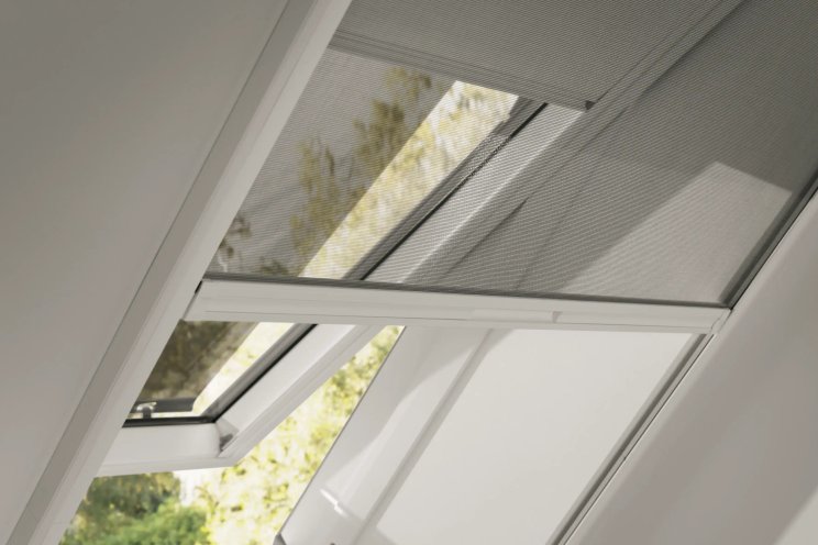 Síť proti hmyzu na střešním okně