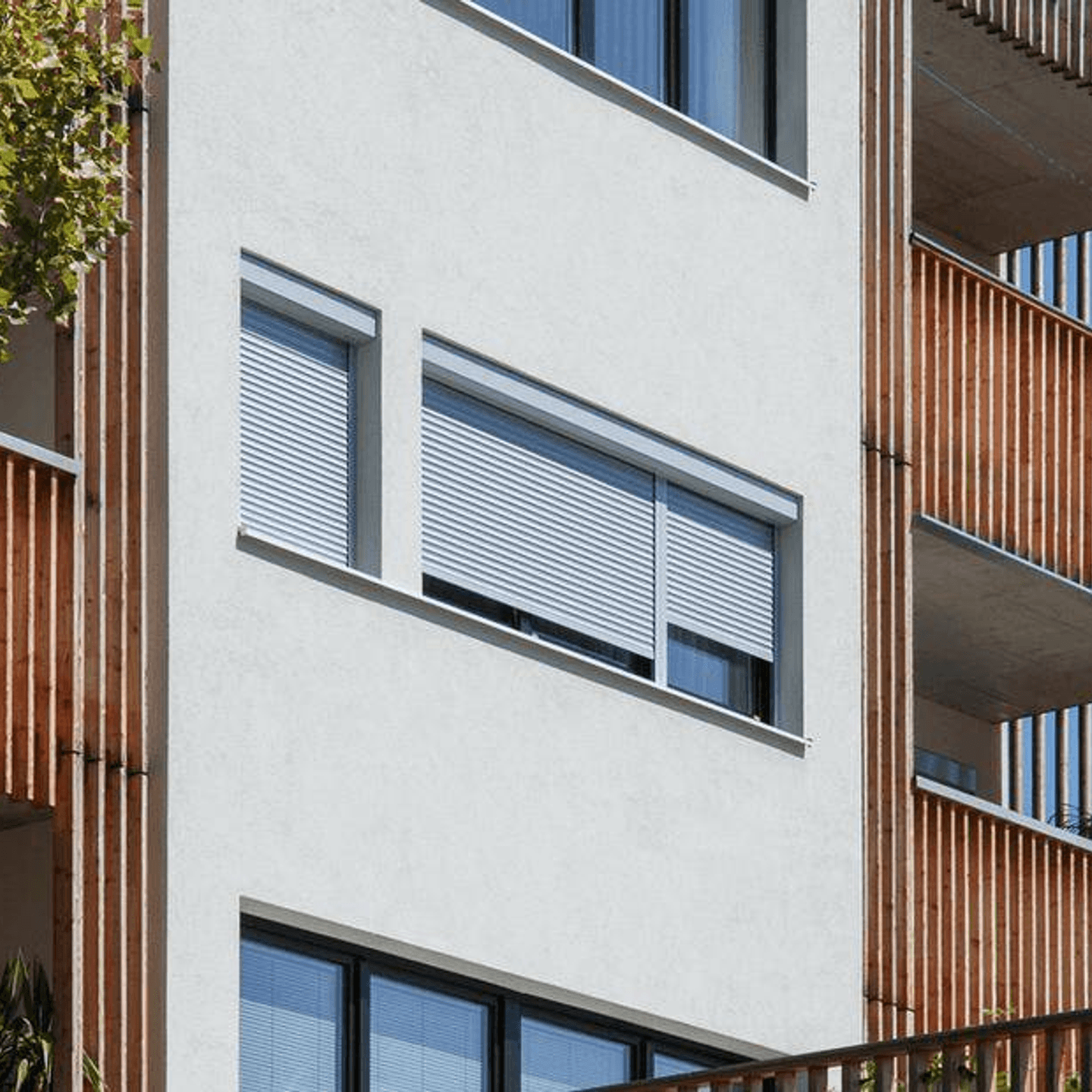 Předokenní rolety na bytovém domě