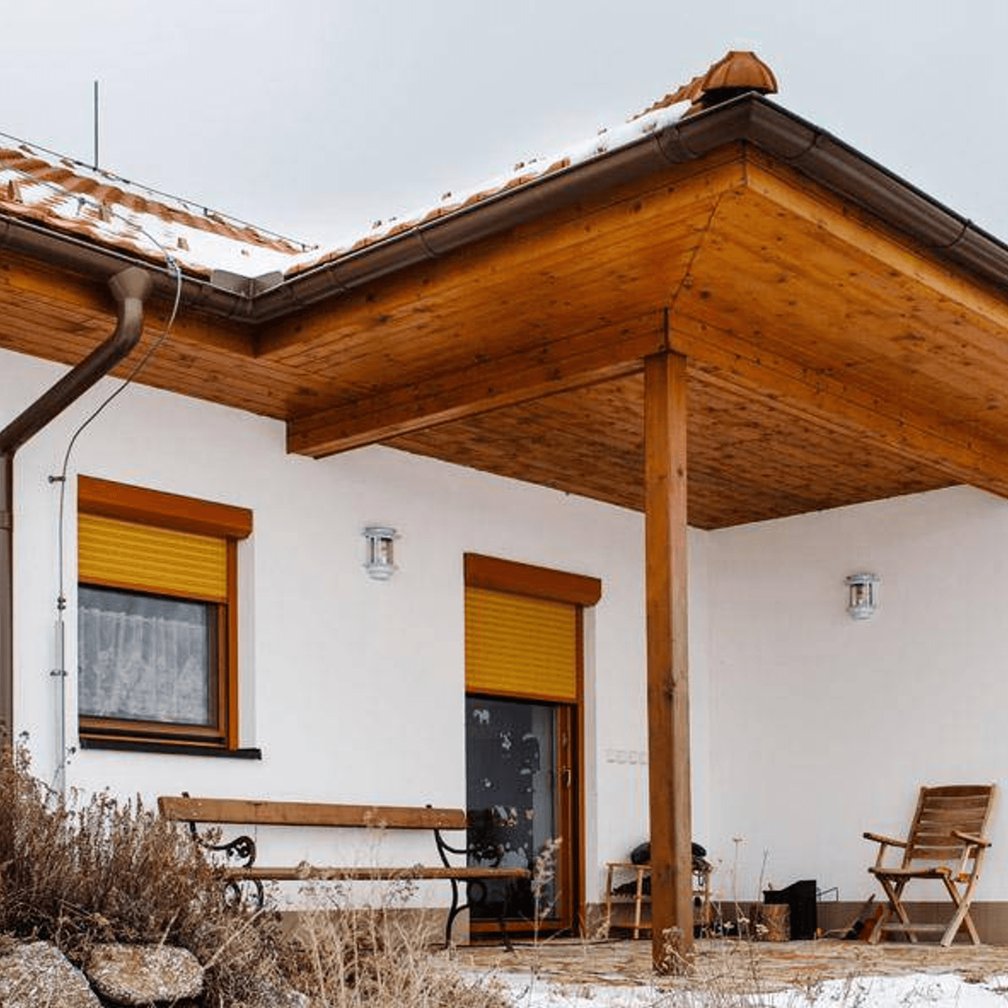 Venkovní rolety na oknech dřevostavby