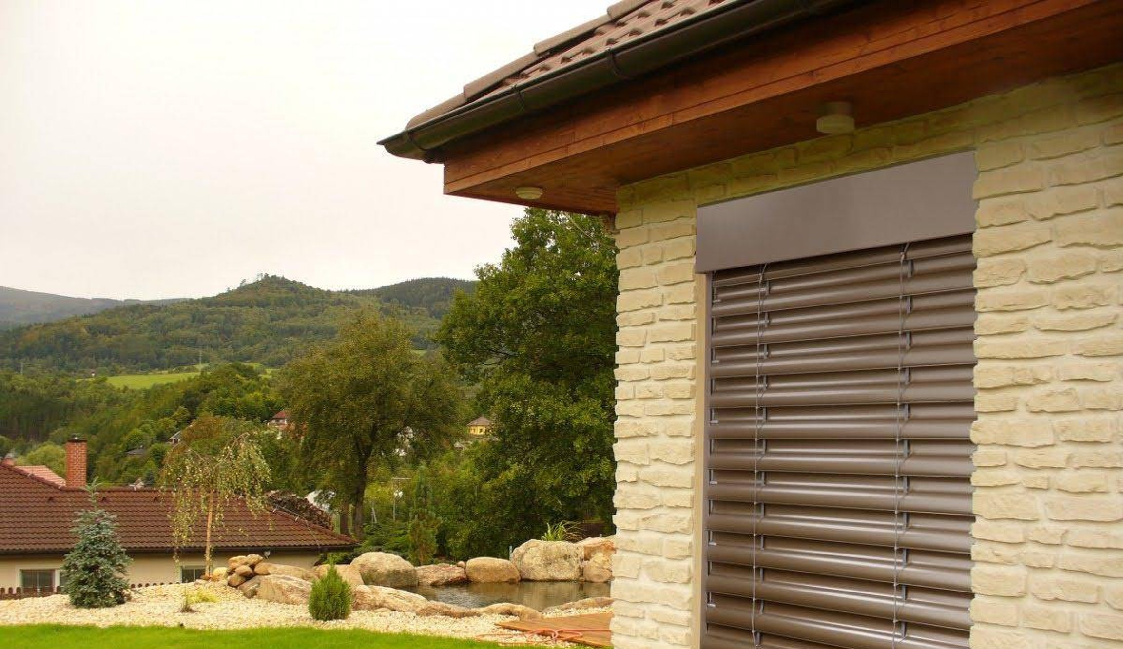 Venkovní rolety na kamenném rodinném domě
