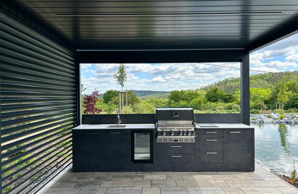 Venkovní kuchyně pod pergoulou se slunolamy