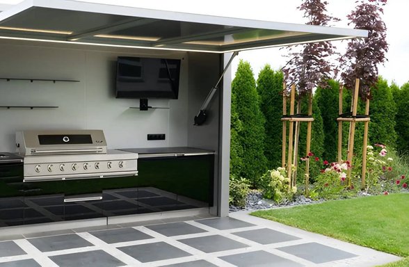 Otevřená venkovní kuchyně s moderní obrazovkou