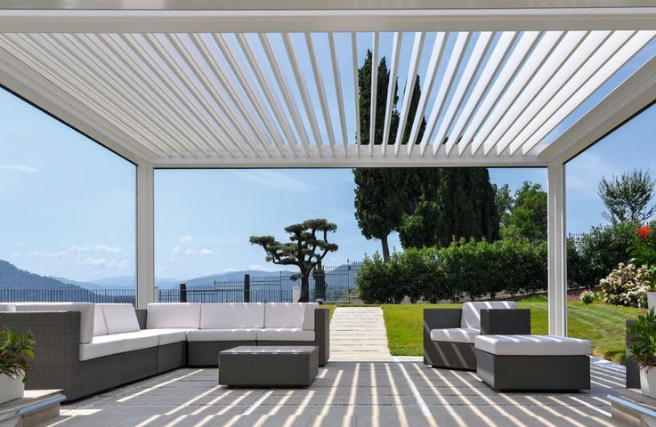 Čistý design a absolutní bezúdržbovost. Tato realizace dokonale ukazuje výhody moderních hliníkových systémů. Minimalistické linie a skryté spoje vytvářejí elegantní prostor, který nenarušuje výhled do zahrady. Díky prémiové povrchové úpravě zůstane tato pergola i po desítkách let stejně krásná jako první den, a to bez jediné minuty strávené s brusným papírem nebo štětcem v ruce. Vy se tak můžete věnovat jen tomu nejdůležitějšímu – odpočinku na čerstvém vzduchu.