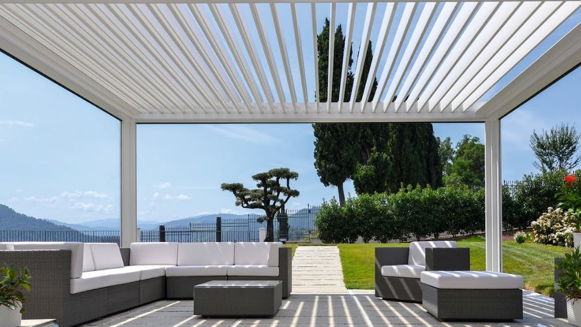 Čistý design a absolutní bezúdržbovost. Tato realizace dokonale ukazuje výhody moderních hliníkových systémů. Minimalistické linie a skryté spoje vytvářejí elegantní prostor, který nenarušuje výhled do zahrady. Díky prémiové povrchové úpravě zůstane tato pergola i po desítkách let stejně krásná jako první den, a to bez jediné minuty strávené s brusným papírem nebo štětcem v ruce. Vy se tak můžete věnovat jen tomu nejdůležitějšímu – odpočinku na čerstvém vzduchu.