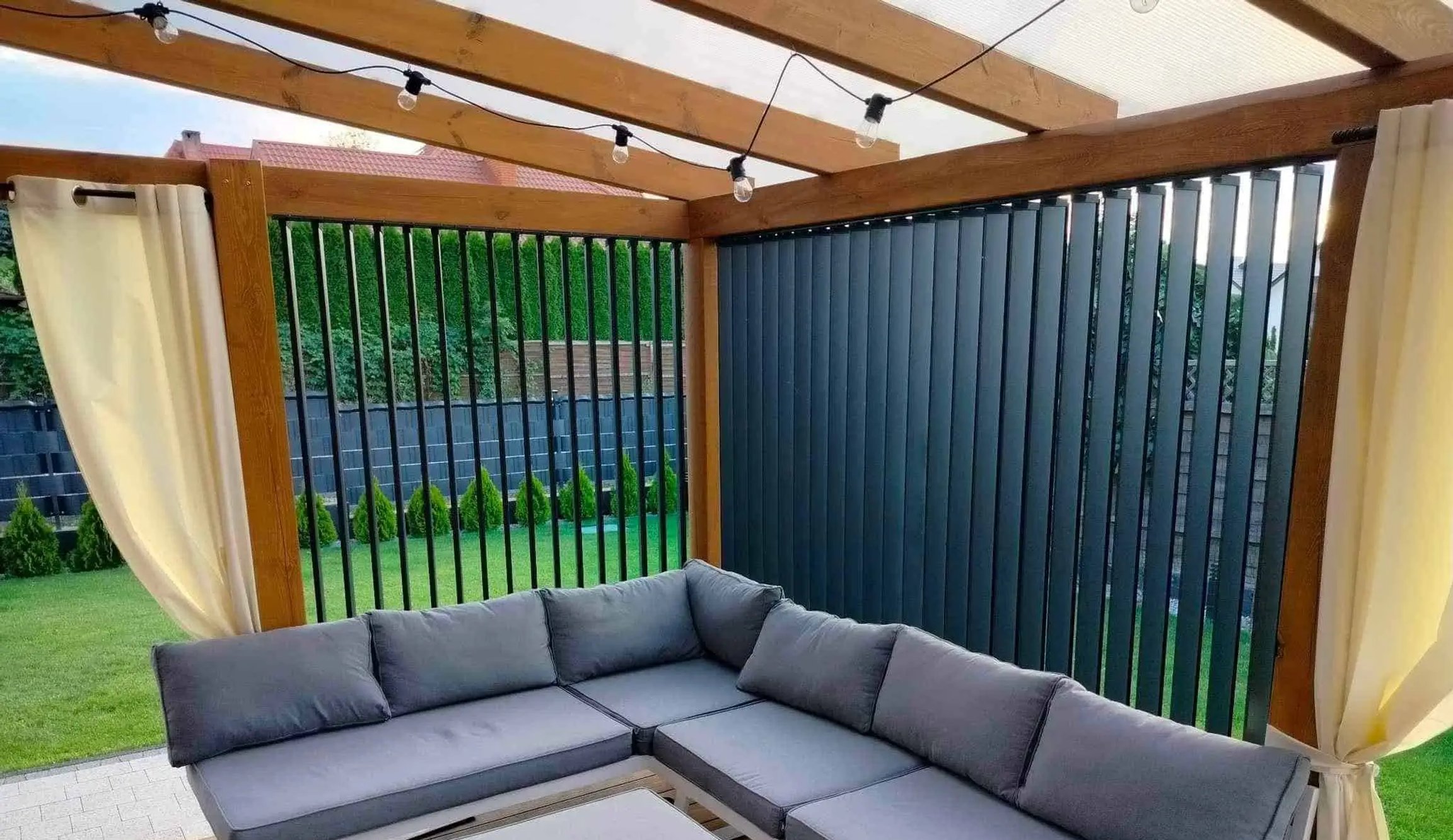 Vertikální slunolamy na fasádě